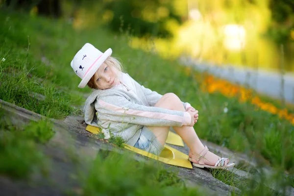 Sevimli Küçük Kız Güneşli Yaz Akşamı Dışarıda Eğleniyor — Stok fotoğraf