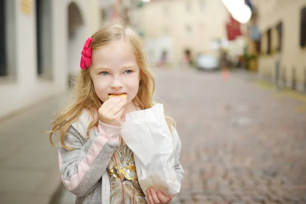 Adorable Niña Comiendo Galletas Recién Horneadas Cálido Soleado Día Verano —  Fotos de Stock