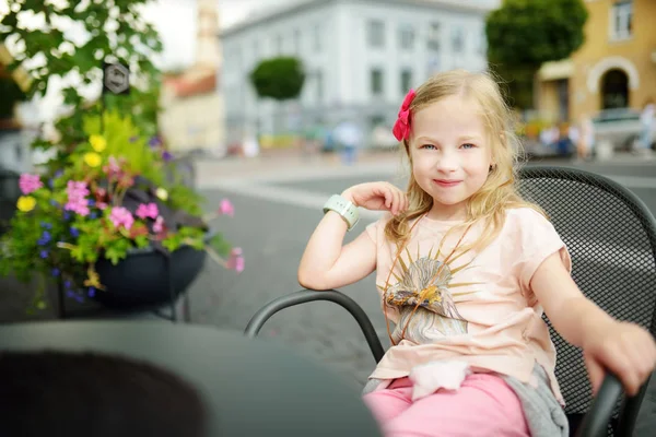 Cute Preteen Girl Visites Guidées Dans Les Rues Vilnius Lituanie — Photo