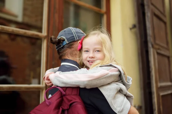 Jonge Vader Die Zijn Schattig Dochtertje Tijdens Zomer Stadswandeling Familie — Stockfoto