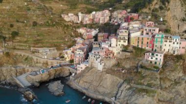Manarola 'nın havadan görünüşü, ünlü Cinque Terre kasabalarının en küçüğü, yüksek bir kayanın üzerine inşa edilmiş, Cinque Terre köylerinin en büyüleyici ve romantik olanlarından biri, Liguria, Kuzey İtalya