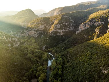 Zagori bölgesi, Kuzey Yunanistan sonbahar güneşli muhteşem dağların doğal görünümü.