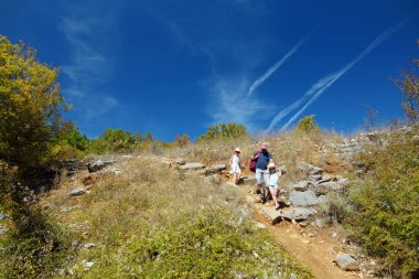 Baba ve çocuklar taş orman, doğal kaya oluşumu, taş, birden çok katman tarafından oluşturulan keşfetmek Zagori bölgesinde, Epir, Kuzey Yunanistan Monodendri Köyü yakınında.