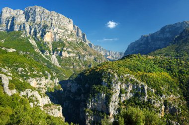 Zagori bölgesi, Kuzey Yunanistan sonbahar güneşli muhteşem dağların doğal görünümü.