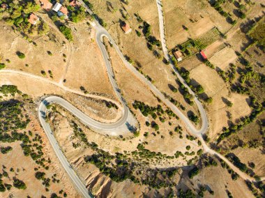 Yılan gibi yol dağın batı Yunanistan arasından kıvrıla kıvrıla hava görünüm. Katlanmış ve döner Yunanistan Peloponnese bölgesinde dağ kadar keskin virajlı dolu bir yol.
