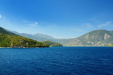 Nidri bağlantı noktası tekneler ve yatlar tarafından geçen ile doğal görünümünü. Sahil Lefkada Adası güneşli yaz gününde.