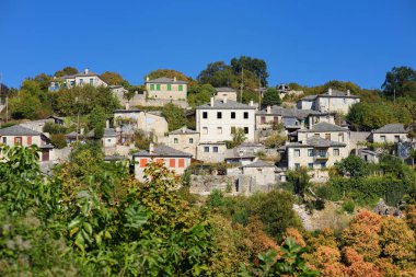 Geleneksel taş yapılan binalar ve Monodendri Köyü, Zagoria alan, Epir, Kuzey-Batı Yunanistan taş kaldırım.