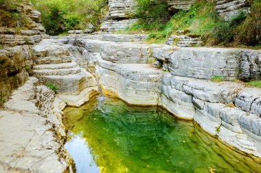 Papingo Rock havuzları, ovires, küçük düz duvarlı gorge Zagori bölgesi, Yunanistan Papingo köyü yakınlarında bulunan doğal yeşil su havuzları olarak da bilinir.