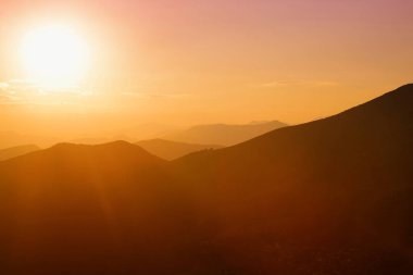 Peloponnese, Yunanistan Dağların üzerinden güzel günbatımı renkleri.