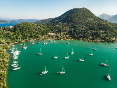 Tekneler ve yatlar bol hava görünümünü Nidri bağlantı noktasının. Sahil Lefkada Adası güneşli yaz gününde.