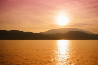 Cephalonia Island, Yunanistan sahil şeridi üzerinde güzel günbatımı renkleri.