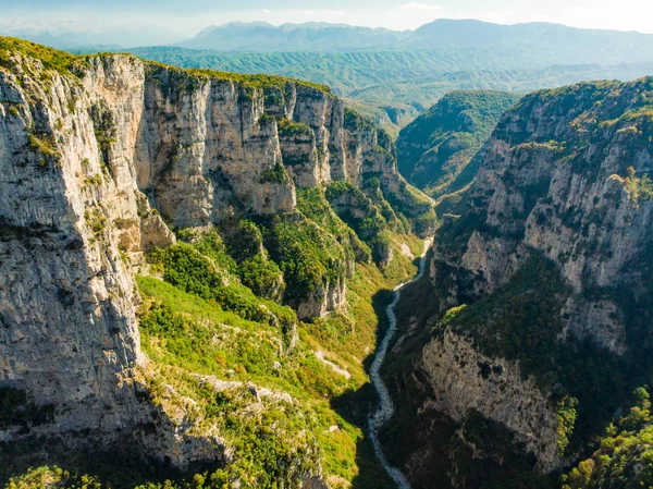 Soutěsky Vikos, rokle v pohoří Pindos v severním Řecku, ležící na jižních svazích Mount Tymfi, jeden z nejhlubších soutěsek na světě. — Stock fotografie