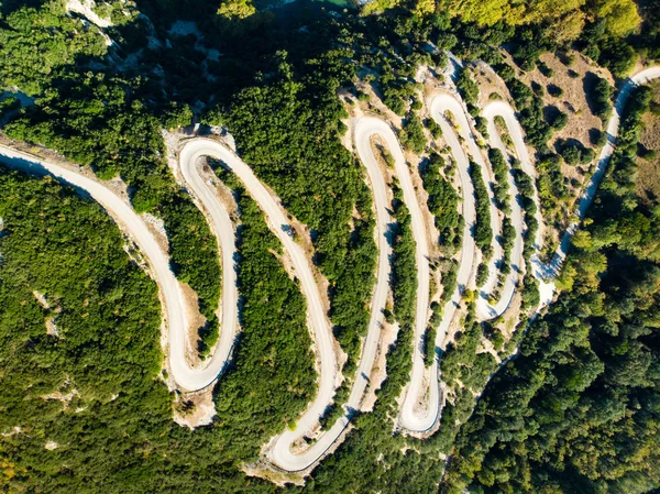 Εναέρια πάνω προς τα κάτω άποψη του σερπεντίνη στενό δρόμο που οδηγεί στο φαράγγι του Βίκου, στη Βόρεια Ελλάδα. Ένα δρόμο γεμάτο ανατροπές και εκκαθάριση στο βουνό στην περιοχή Ζαγόρι, Ελλάδα. — Φωτογραφία Αρχείου
