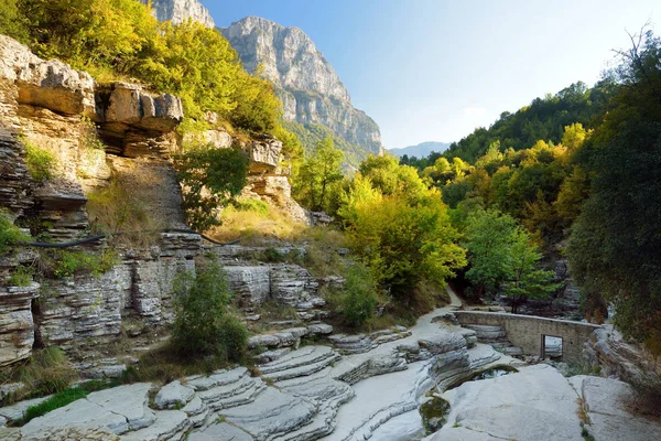 Papingo 岩のプール、ovires、Zagori 地域、ギリシャの Papingo の村の近くの小さな滑らかな壁に囲まれた渓谷にある自然の緑水プールとも呼ばれます. — ストック写真