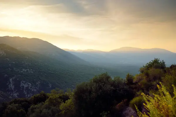 Schilderachtig uitzicht op de prachtige bergen op bewolkt herfst zonsondergang op Kefalonia. Kefalonia, Griekenland. — Stockfoto