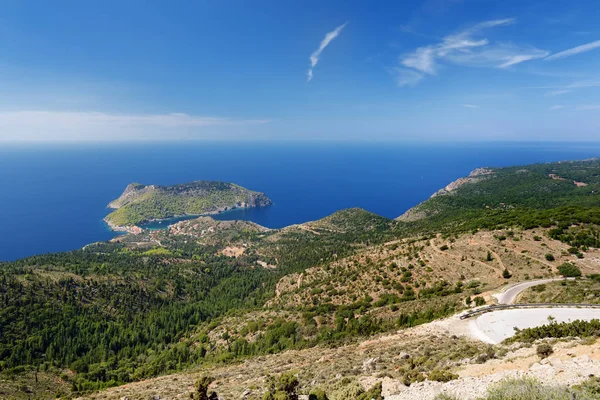 Vue aérienne panoramique du littoral pittoresque et dentelé de Céphalonie avec des eaux turquoise claires, entouré de falaises escarpées . — Photo