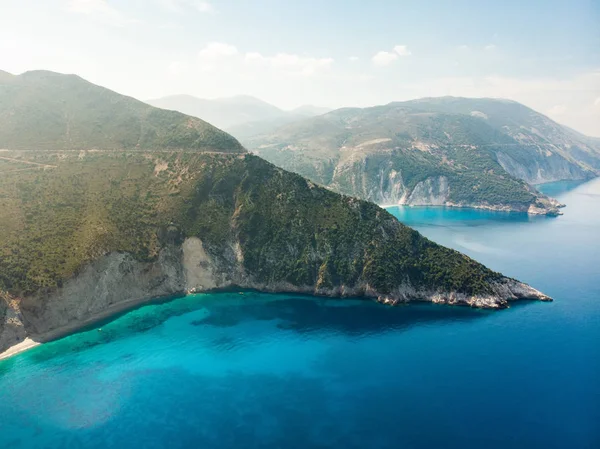 Malerische Luftaufnahme der malerischen zerklüfteten Küste von kefalonia mit klarem türkisfarbenem Wasser, umgeben von steilen Klippen. — Stockfoto