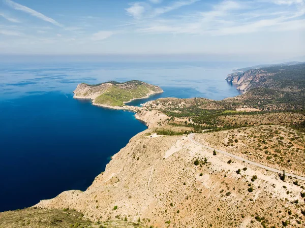 Malowniczy widok z lotu ptaka malowniczej postrzępione wybrzeża Kefalonia z turkusowymi wodami, otoczony przez strome klify. — Zdjęcie stockowe