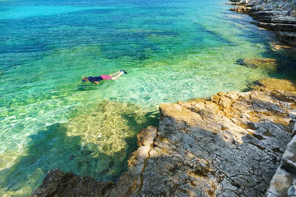 Vue panoramique sur la plage d'Emplisi, plage de pierre pittoresque dans une baie isolée, avec des eaux claires populaires pour la plongée avec tuba. Petite plage de galets près de Fiscardo ville de Céphalonie, Grèce . — Photo