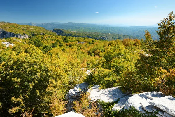 Kamenný Les, přírodní skalní útvar, z několika vrstev z kamene, se nachází nedaleko vesnice Monodendri v regionu Zagori, Severní Řecko. — Stock fotografie