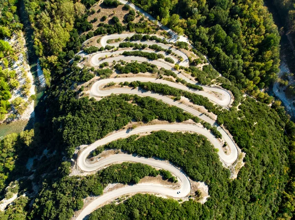 Aerial top down view of serpentine narrow road leading to Vikos Gorge in Northern Greece. A road full of twists and turns winding up the mountain in Zagori region, Greece. — Stock Photo, Image