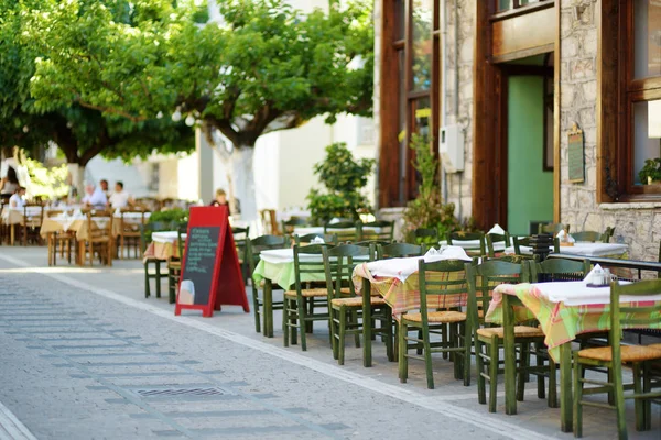 Pequeños restaurantes al aire libre en la zona peatonal en el centro de la ciudad de Kalavryta cerca de la plaza y la estación de tren de Odontotos, Grecia . — Foto de Stock