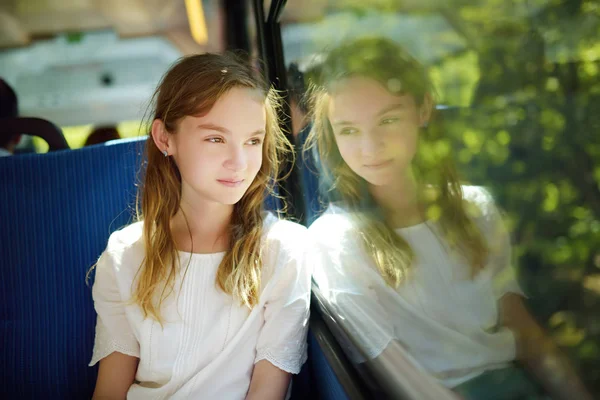 Söt Ung Tjej Som Reser Med Tåg Sommardag Barn Sitter — Stockfoto