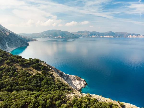 Vista aérea panorâmica da pitoresca costa irregular de Kefalonia com águas límpidas e turquesa, rodeada por penhascos íngremes . — Fotografia de Stock