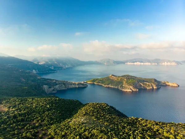 Malerische Luftaufnahme der malerischen zerklüfteten Küste von kefalonia mit klarem türkisfarbenem Wasser, umgeben von steilen Klippen. — Stockfoto