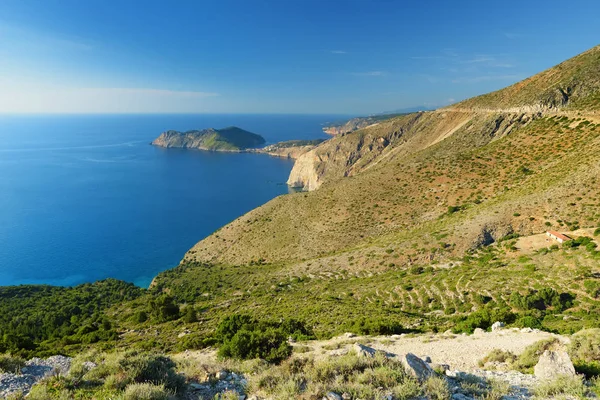 Kefalonia pitoresk pürüzlü sahil tarafından dik kayalıklarla çevrili açık turkuaz suları ile doğal havadan görünümü. — Stok fotoğraf