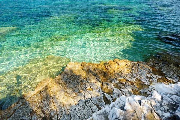 Vue panoramique sur la plage d'Emplisi, plage de pierre pittoresque dans une baie isolée, avec des eaux claires populaires pour la plongée avec tuba. Petite plage de galets près de Fiscardo ville de Céphalonie, Grèce . — Photo