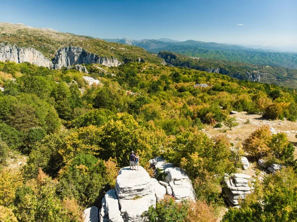 Foresta di pietra, formazione rocciosa naturale, creata da più strati di pietra, situata vicino al villaggio di Monodendri nella regione di Zagori, Grecia del Nord . — Foto Stock