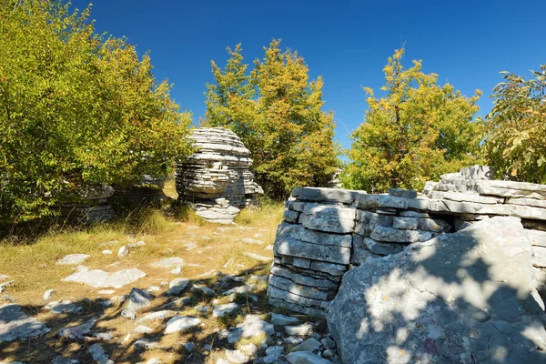 石林, 天然岩层, 由多层石头创造, 位于希腊北部扎戈里地区的莫诺登德里村附近. — 图库照片