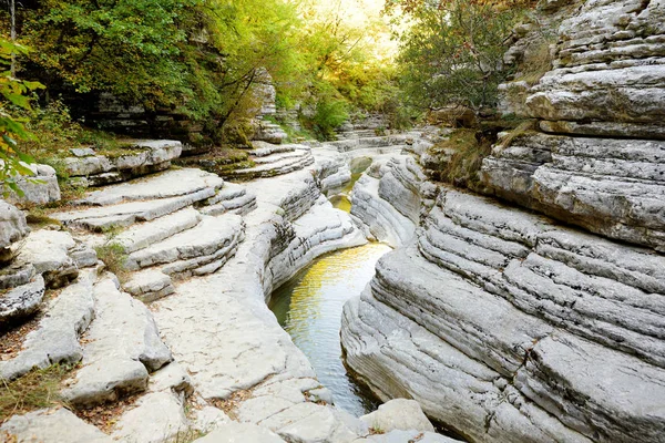 Papingo 岩のプール、ovires、Zagori 地域、ギリシャの Papingo の村の近くの小さな滑らかな壁に囲まれた渓谷にある自然の緑水プールとも呼ばれます. — ストック写真