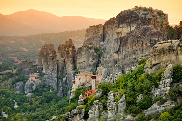 メテオラ谷、中央ギリシャの東方正教会の修道院、広大な自然の柱上に構築された最大の複合体の 1 つをホストしている岩の全景. — ストック写真