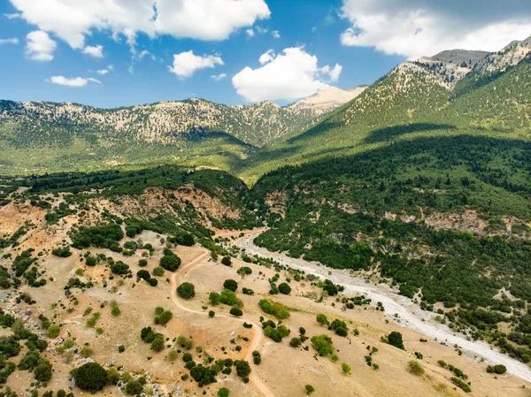 Yılan gibi yol dağın batı Yunanistan arasından kıvrıla kıvrıla hava görünüm. Katlanmış ve döner Yunanistan Peloponnese bölgesinde dağ kadar keskin virajlı dolu bir yol. — Stok fotoğraf
