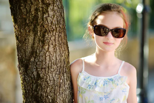 Menina Bonito Divertindo Livre Dia Quente Ensolarado Verão Durante Férias — Fotografia de Stock