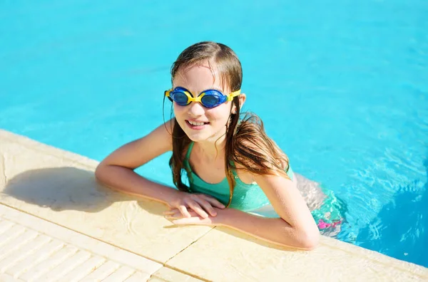 Cute Young Girl Wearing Swimming Goggles Having Fun Outdoor Pool — Stock Photo, Image