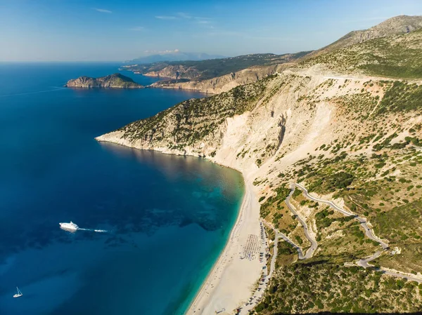 Vista aérea de la playa de Myrtos, la playa más famosa y hermosa de Cefalonia, una gran costa con agua turquesa y arena gruesa blanca, rodeada de acantilados empinados . — Foto de Stock