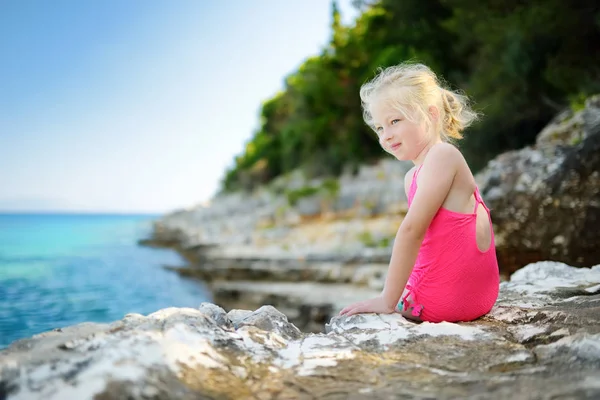 可爱的小女孩在埃姆普利西海滩玩的乐趣 风景如画的石质海滩在一个幽静的海湾 与清澈的水域流行浮潜 希腊凯法利尼亚菲斯卡多镇附近的小鹅卵石海滩 — 图库照片