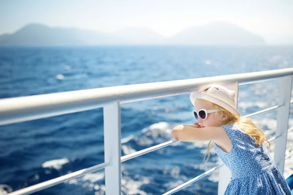 Garota Adorável Desfrutando Passeio Balsa Olhando Para Mar Azul Profundo — Fotografia de Stock