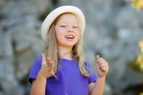 Schattig Jong Meisje Plezier Buiten Warme Zonnige Zomerdag Tijdens Familievakanties — Stockfoto