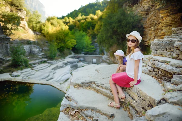 Papingo 岩のプール Ovires とも呼ばれますを探る つのかわいい女の子自然の緑水 Zagori イピロス ギリシャの Papingo の村の近くの小さな滑らかな壁に囲まれた渓谷に位置するプール — ストック写真