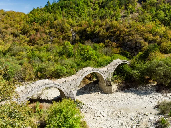 Plakidas arqueó el puente de piedra de la región de Zagori en el norte de Grecia. Los puentes icónicos fueron construidos principalmente durante los siglos XVIII y XIX por maestros artesanos locales usando piedra local. . — Foto de Stock