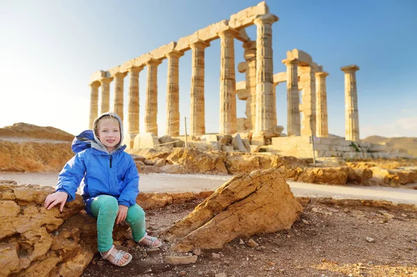 Menina Bonito Explorando Templo Grego Antigo Poseidon Cape Sounion Dos — Fotografia de Stock