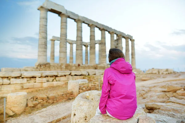 Menina Bonito Explorando Templo Grego Antigo Poseidon Cape Sounion Dos — Fotografia de Stock