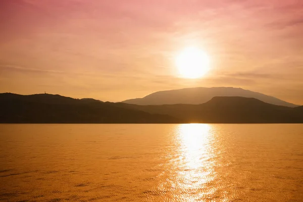 Prachtige zonsondergang kleuren over de kustlijn van Cephalonia eiland, Griekenland. — Stockfoto