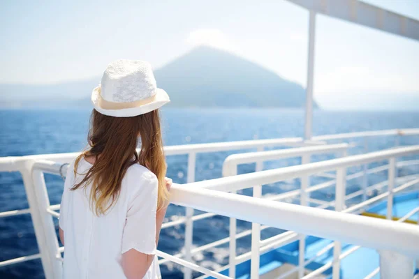 Garota adorável desfrutando de passeio de balsa olhando para o mar azul profundo. Criança se divertindo nas férias em família de verão na Grécia. — Fotografia de Stock