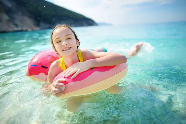 Roztomilá Mladá Dívka Plovoucí Hračka Kroužku Pláž Myrtos Nejvíce Slavná — Stock fotografie