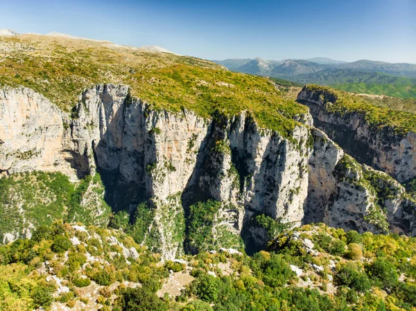 Kamenný Les, přírodní skalní útvar, z několika vrstev z kamene, se nachází nedaleko vesnice Monodendri v regionu Zagori, Severní Řecko. — Stock fotografie